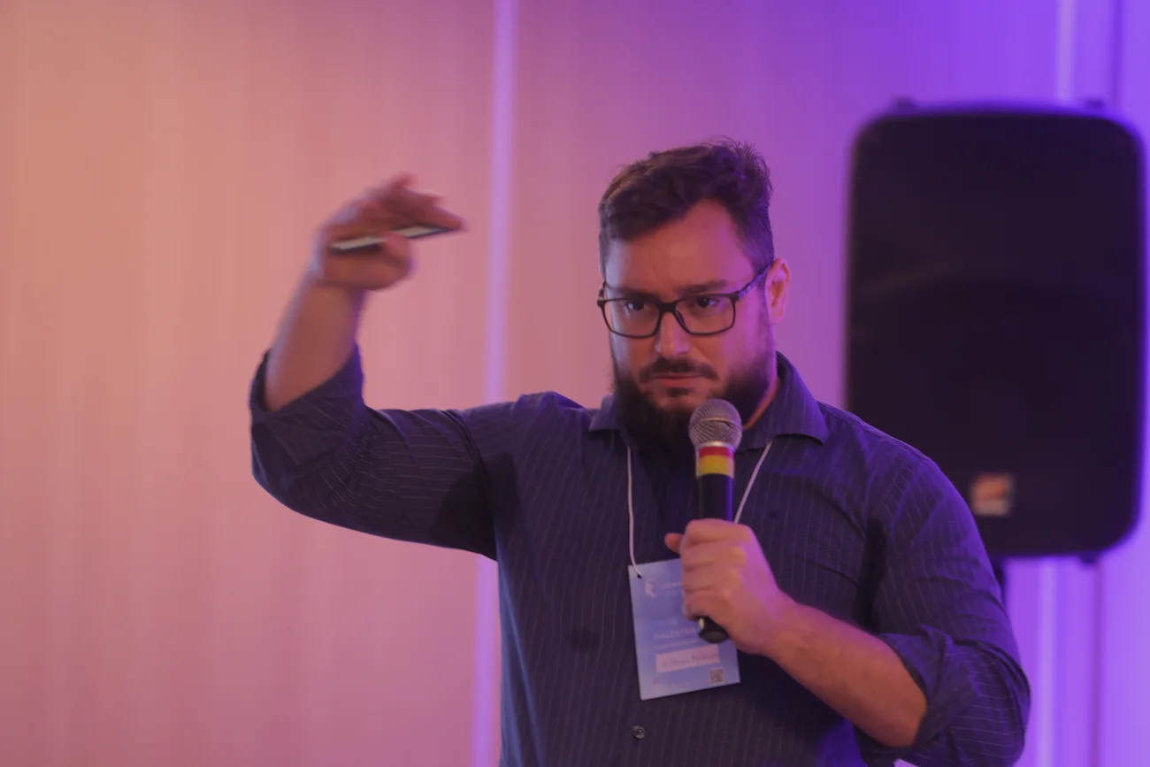 Arthur Berberian conduzindo bloco clínico em sala