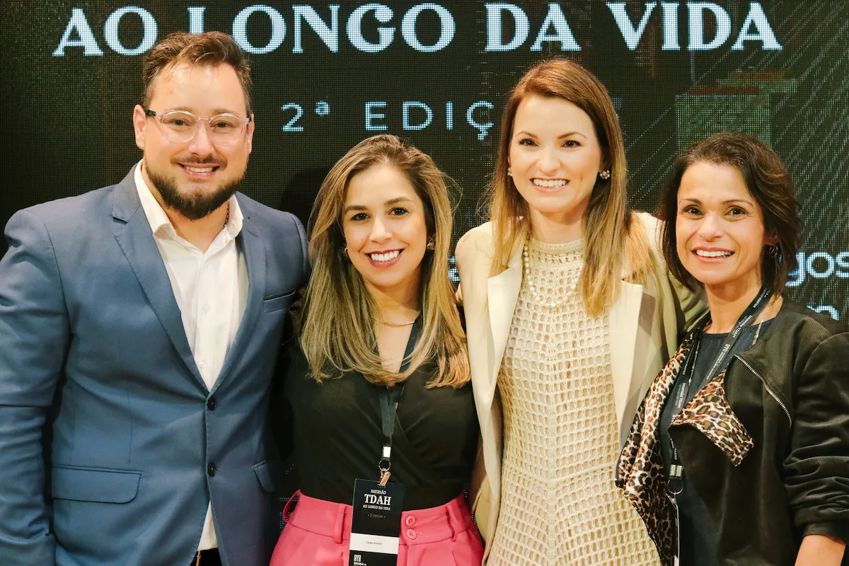 Arthur Berberian e participantes da 2ª edição em frente ao backdrop do evento